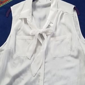 Ladies sleeveless v-neck button down XL top